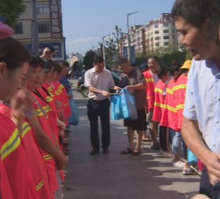 战高温丨常宁一线环卫工人获赠“清凉礼包”