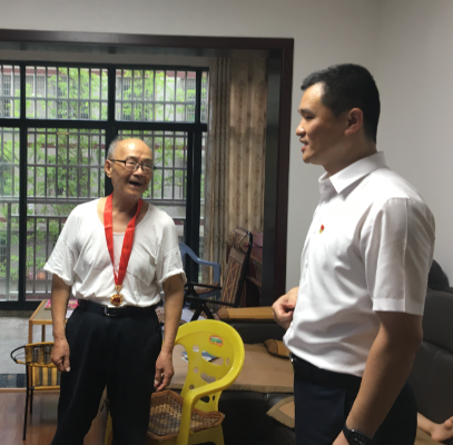 市领导走访慰问部分老党员