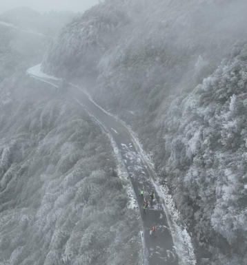 【视频】常宁：高寒山区除冰忙 护航交通运输安全