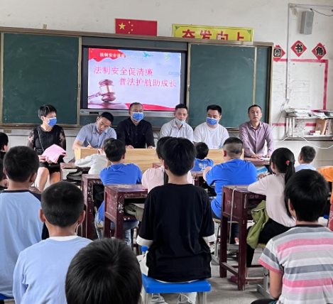 常宁市洋泉镇黄洞完小：法治安全促清廉  普法护航助成长