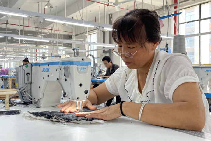 【视频】湘南纺织产业基地：订单激增   “牛仔”很忙