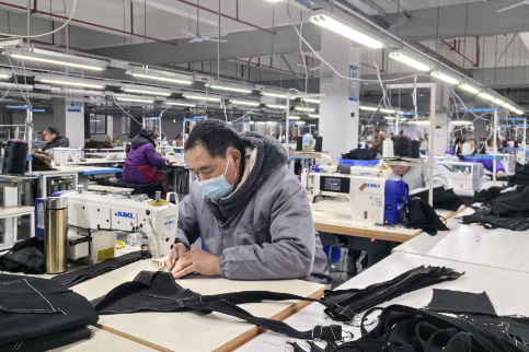 【视频】湘南纺织产业基地：新技术新装备齐上阵 企业订单排至年底