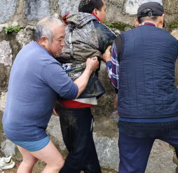 【视频】寒潮中的一股暖流 常宁汉子跳入冰冷河中合力救起落水男子