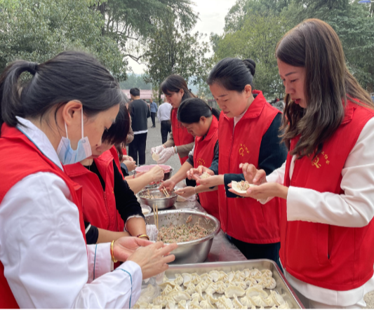 【视频】板桥镇敬老院：热气腾腾“饺子宴” 满是浓浓敬老情