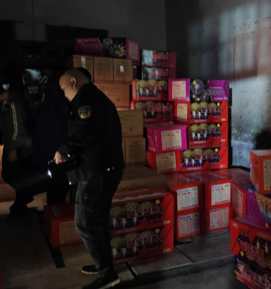 【视频】【曝光台】民宅暗藏316件烟花爆竹 常宁多部门联合查处除隐患