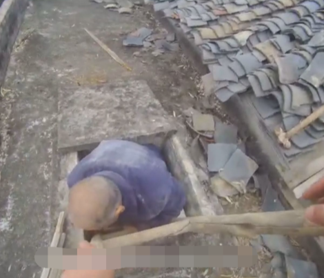 【视频】八旬五保老人房顶修瓦被困 常宁民警紧急救援化险情