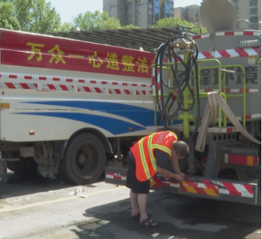 【视频】【城市微革命 幸福家门口（57）】 宜阳环卫所：车辆披上“反光衣” 夜间作业更安全