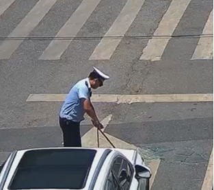 【视频】常宁：交警及时清理玻璃碎片 守护安全获市民点赞