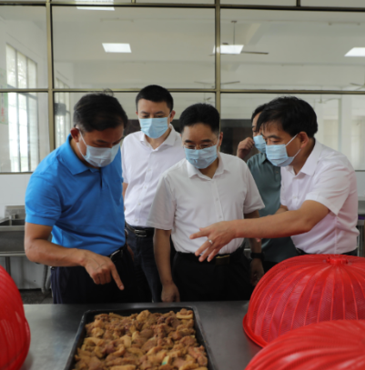 【视频】罗卫华督导校园食品安全 以最严标准守护学生“舌尖上的安全”