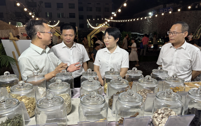 市人大常委会调研中医夜市运营情况 王一花参加