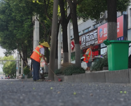【视频】高温下的劳动者 环卫工人：用汗水“绣”出城市容颜