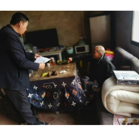 “雪” 中送暖  彰显人大担当