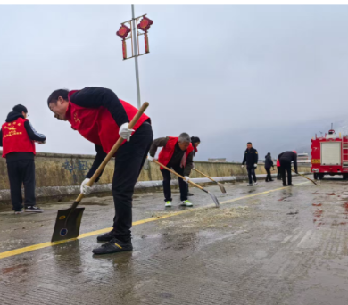 白沙镇:铲冰除雪 护航平安