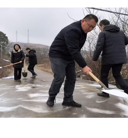 柏坊镇：除冰撒盐保安全