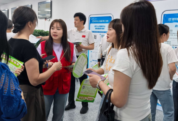 常宁：入企送政策  直播讲社保