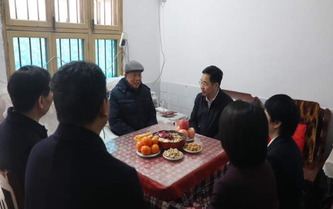 【视频】罗卫华走访慰问离退休老干部代表及优秀专家人才