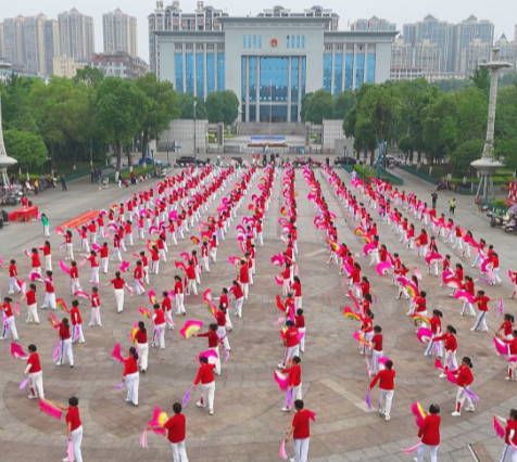以歌咏家乡 以舞赞常宁 《我把常宁比苏杭》千人广场舞燃动全城