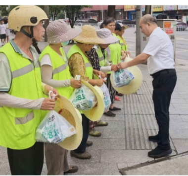 水口山镇开展高温慰问活动 为一线环卫工人送清凉