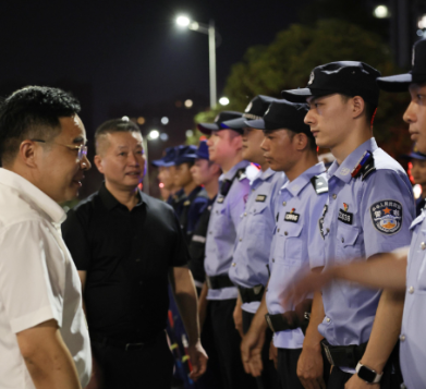 罗卫华走访慰问消防安全夜查一线工作人员