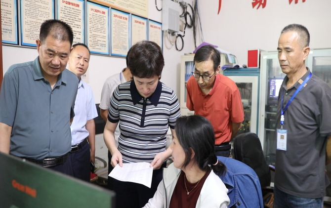 邓艳红调研安全生产、禁燃禁放工作