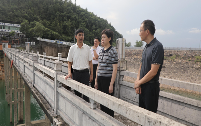 邓艳红调研农村安全饮水保障问题专项整治和抗旱保水工作