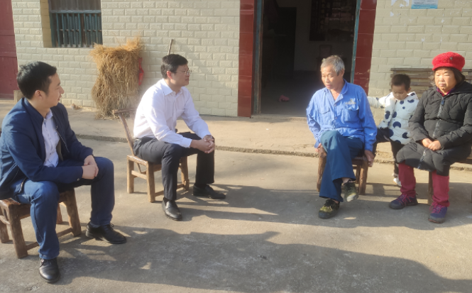 龚志桂到官岭镇走访慰问贫困户