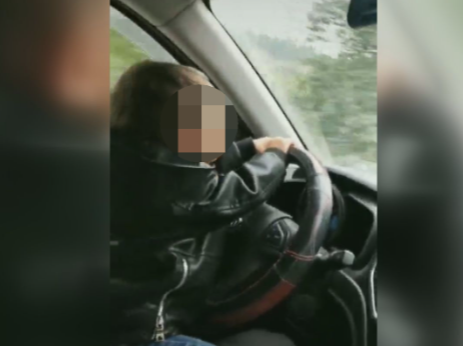 常宁一男子竟为了发抖音让两岁孩童开车 交警部门及时处罚