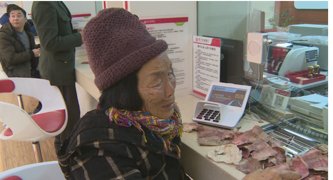 老人辛苦积攒一万多现金被水浸得面目全非 市农商银行全力补救兑换获赞许