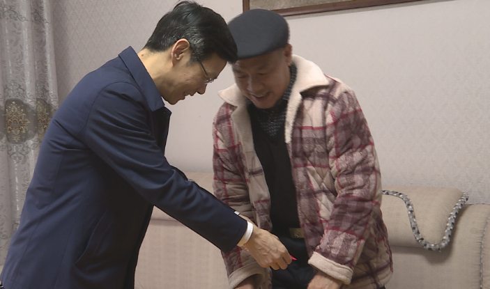 王敏走访慰问离退休困难老干部代表