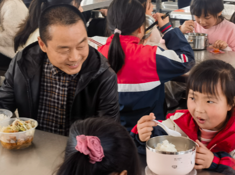 官岭镇：“陪餐+护学”双机制 筑牢学生成长防线