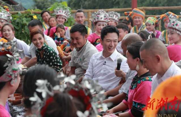 央视著名主持人与湘西十八洞村村民亲密接触