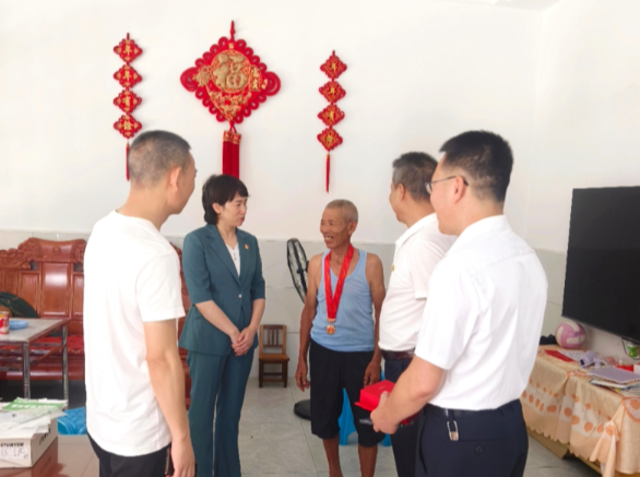 邓艳红“七一” 走访慰问老党员、生活困难党员与群众