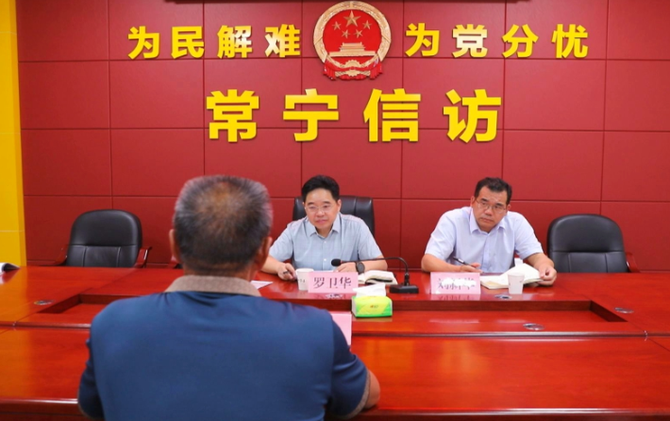【视频】罗卫华到市信访局接待来访群众