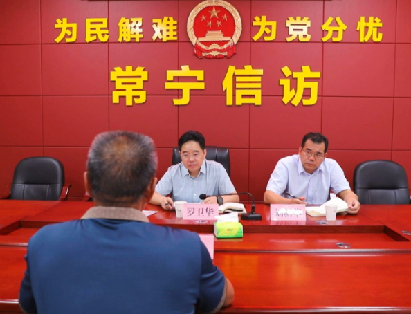 【视频】罗卫华到市信访局接待来访群众