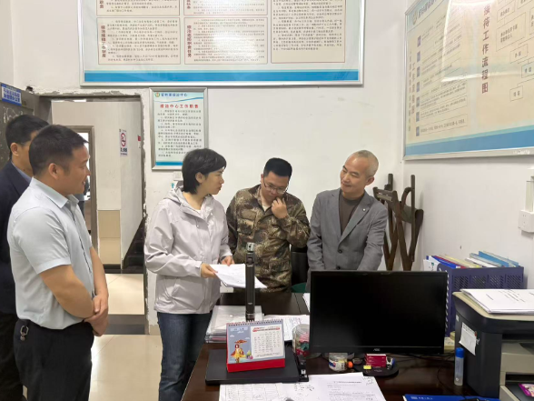 邓艳红以“四不两直”方式暗访督导防汛备汛工作