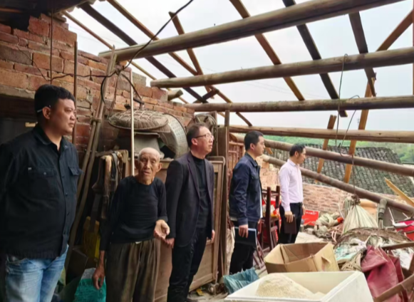 板桥镇先峰村扎实开展防汛地质灾害排查与困难群众走访工作