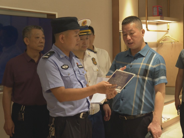 常宁：开展集中夜查行动 筑牢“九小场所”消防安全防线