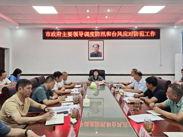 邓艳红调度防汛和台风应对防范工作