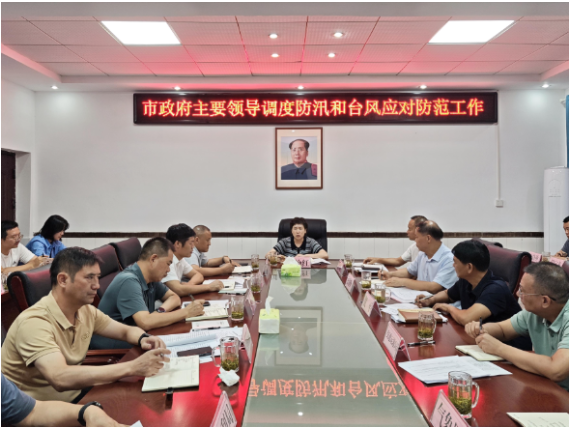 邓艳红调度防汛和台风应对防范工作