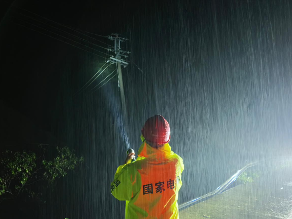 迎战台风“沙德尔”｜国网常宁市供电公司：闻险逆行齐出击 风雨鏖战护光明