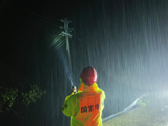 迎战台风“沙德尔”｜国网常宁市供电公司：闻险逆行齐出击 风雨鏖战护光明