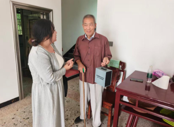 官岭镇依托党群服务中心开展教师节走访慰问 暖心服务延伸至群众家门口