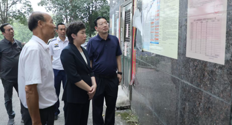邓艳红调研物业服务突出问题治理工作