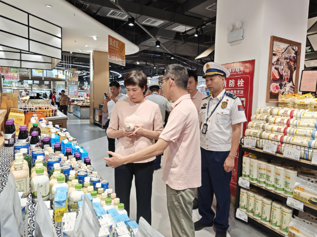 邓艳红带队开展“平安雁城”消防安全集中夜查行动