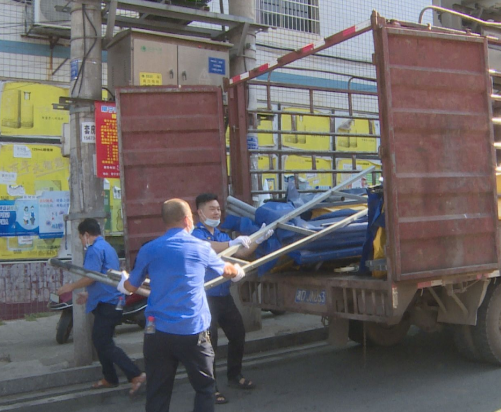 【视频】市城管拆除违规占道经营摊棚  确保学生安全出行