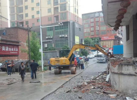 常宁：拆除沿路违法搭建  为道路升级保驾护航