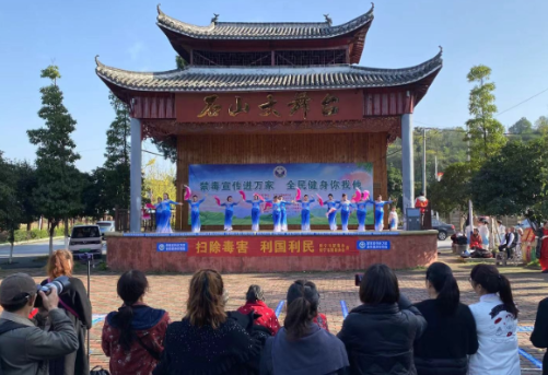 【视频】禁毒文艺宣传走进西岭镇石山村