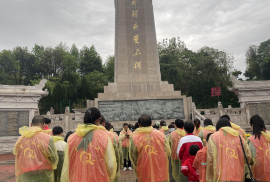 【视频】“祭英烈、守初心” 常宁义工烈士陵园扫墓