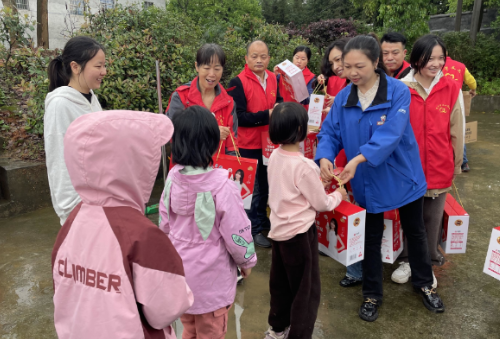 【视频】市义工协会联合爱心商家为山区孩子捐赠牛奶