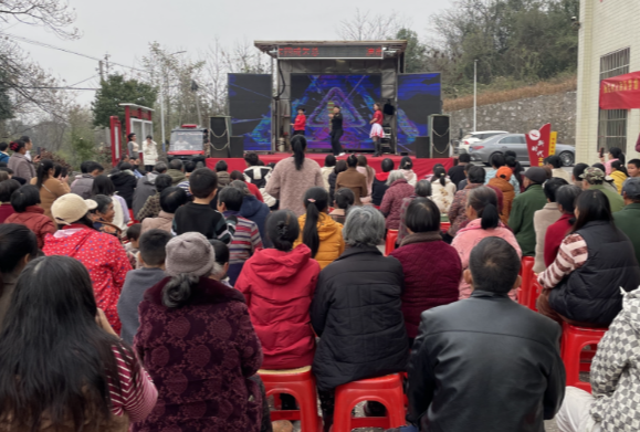 【视频】【新春走基层（四）】板桥镇先峰村：“湘”气四溢 乡村联欢会庆新年